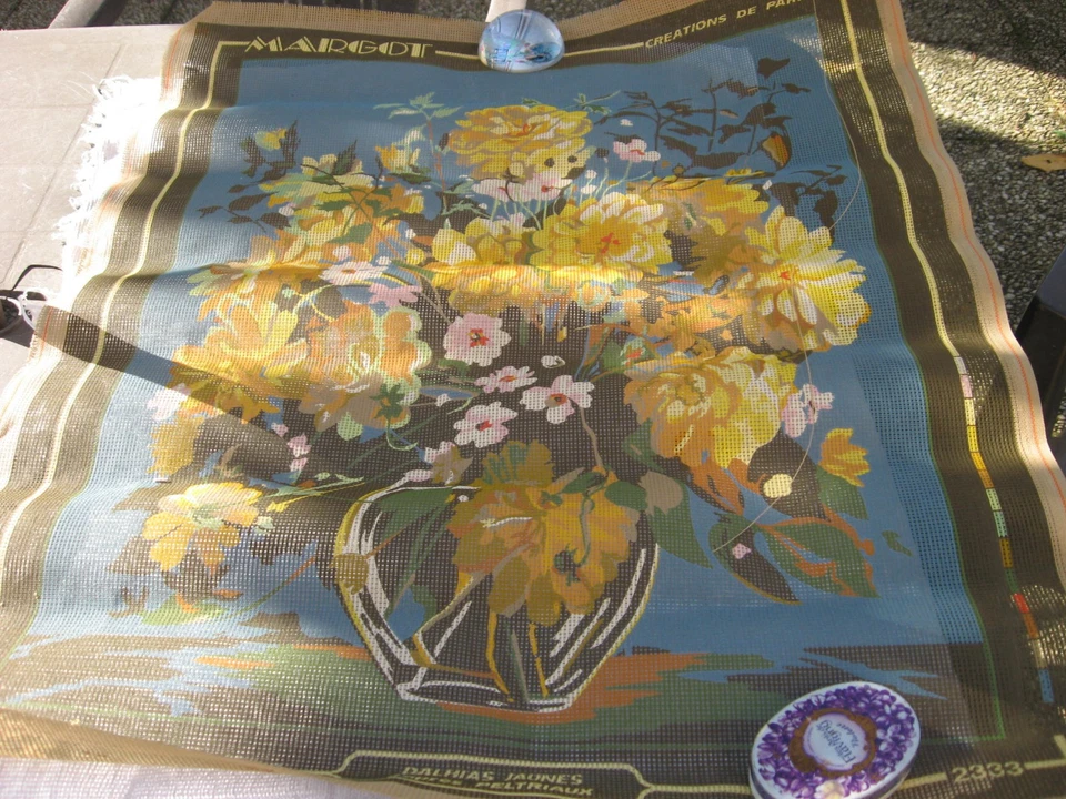 GRAND CANEVAS MARGOT A FAIRE  DAHLIAS JAUNES  D'apres peltriaux  65X78 A FAIRE - Photo 1/1