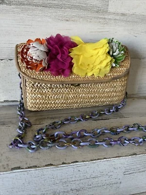 Cartera Betsey Johnson Flor y Paja, Cadena Púrpura Colores Arco Iris Foto 1 de 4