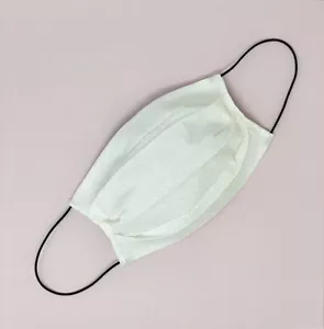 Máscara facial de algodón premium con bolsillos de filtro lavable hecha a mano - ángel blanco - Imagen 1 de 9