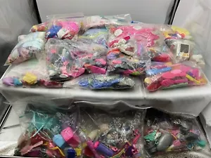 Konvolut Vintage Barbie und andere Puppenkleidung Swirly Queue und Zubehör Schuhe - Bild 1 von 8
