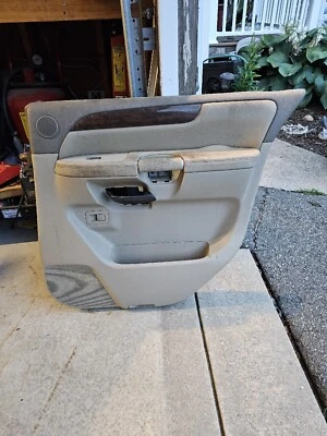 Painel de acabamento da porta traseira do lado direito do passageiro Nissan Armada 2010-2014 82975ZQ00A FABRICANTE DE EQUIPAMENTO ORIGINAL - Imagem 1 de 4