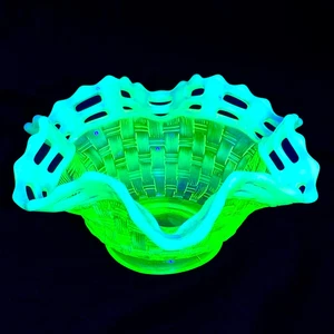 Vintage Fenton opalisierend grün Korbgeflecht Schüssel geraffter Spitzenrand 7" Uranglas - Bild 1 von 12