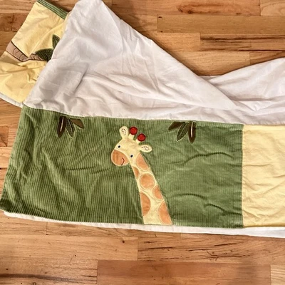 Cubierta con volantes antipolvo para cuna de pana animales de safari en la selva Nojo Foto 1 de 4