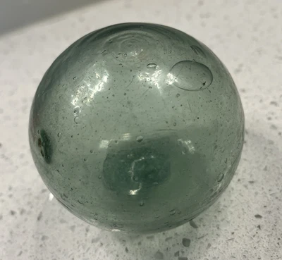 Bola flotadora de pesca de vidrio japonesa 3" verde mar crudo con burbujas fondo plano de colección Foto 1 de 4
