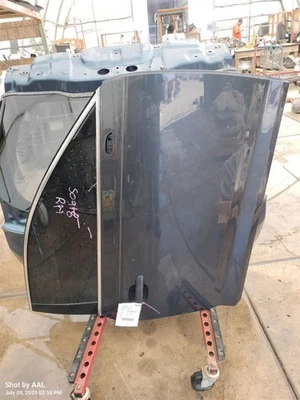 GRY RIGHT FRONT DOOR ASSEMBLY 2017-2019 AUDI A4 AUDI - Image 1 of 4