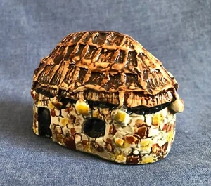 Tey Pottery. Scottish Black House. - Picture 1 of 6