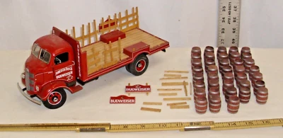 DANBURY MINT 1938 GMC BUDWIESER BARREL TRUCK DIE CAST MODEL 1/24 - Image 1 of 4