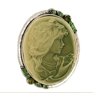 Broche verde oliva CAMEO Pin Colgante Disfraz Joyería - Imagen 1 de 1
