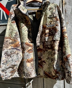 NEU OHNE ETIKETT KINGS WINDSTORM REGENJACKE DESERT SHADOW CAMO JAGEN ANGELN Lg Kapuze - Bild 1 von 9
