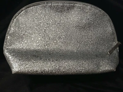 Bolsa de cosméticos de maquillaje Lancome plateada brillante Foto 1 de 4