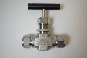 SWAGELOK SS-18VS12 Stainless Steel Integral Bonnet Needle Valve - Picture 1 of 9