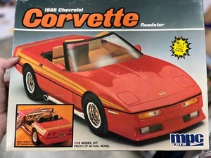 MPC 6480 1988 Chevy Corvette convertible Roadster 2n1 kit McM 1/16 niob si - Imagen 1 de 4