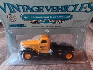 1/43 Scale ERTL 1947 International K-12 Semi-Cab #2627 - Picture 1 of 3
