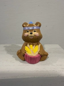 Vintage Hallmark Merry Miniatur THANKSGIVING lächelnder Bär mit Maiskorb 1988 - Bild 1 von 7