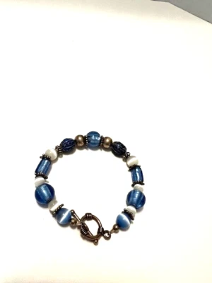 Hermosa pulsera de palanca con cuentas de vidrio azul, blanco y dorado - Excelente 6 1/2" Foto 1 de 3