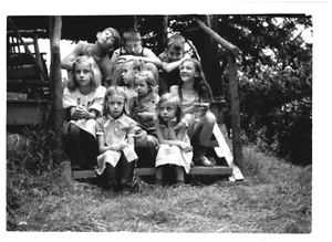 JUNGEN & MÄDCHEN AUF TREPPE DER KABINE, FULLERTON, PA, 1930er Jahre. Vintage 3,6" x 2,6" FOTO * 12 - Bild 1 von 2