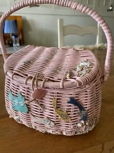 A Dusty Pink VINTAGE CHILD'S PURSE Made of Rattan Enhanced with Sparkle & Shells - Picture 1 of 7