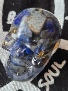 ** Mini Harz Totenkopf mit Goldflecken & Kristallen - Altar Deko Hexengeschenk - Bild 1 von 4