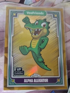 2025 Topps Chrome VeeFriends #26 Alpha Alligator Gold Refractor 20/50 - Bild 1 von 6