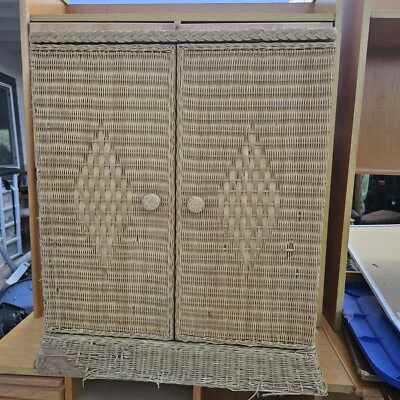 Винтажный плетеный ротанговый 2-дверный шкаф середины века 1970 г. требует доработки 28x31hx11 - Изображение 1 из 4