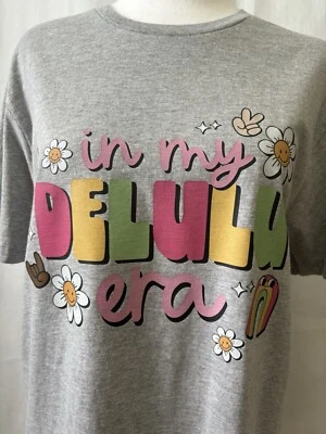 Camiseta gris estampada a mano para mujer "In My Delulu Era" nueva con etiquetas Foto 1 de 4