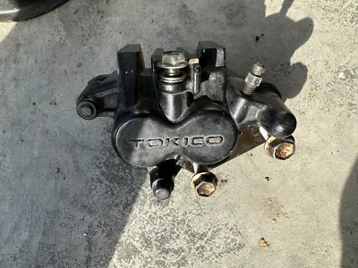 Suzuki Marauder VZ800 2000 conjunto de pinza de freno delantera y soporte derecho R F Foto 1 de 4