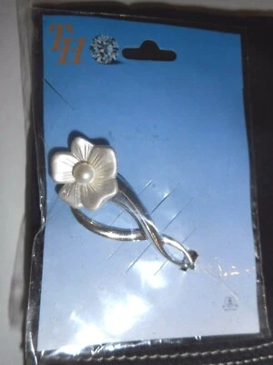Broche prendedor flor blanca imitación perla tono plata 2 1/4" nuevo stock antiguo 2003 Foto 1 de 4
