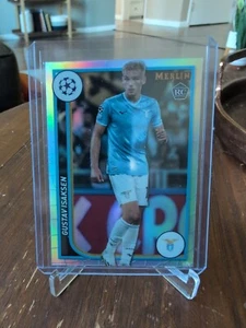 23/24 Topps Chrome Merlin UCC GUSTAV ISAKSEN RC REFRACTOR SS LAZIO #121 - Bild 1 von 2