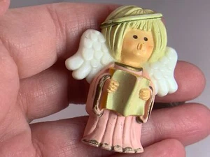 Christmas Angel Singing Vintage Plastic Brooch Pin V-8837 - Picture 1 of 3