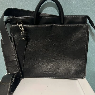 Bolso mensajero de cercanías LEVENGER de cuero negro grande con solapa Foto 1 de 4