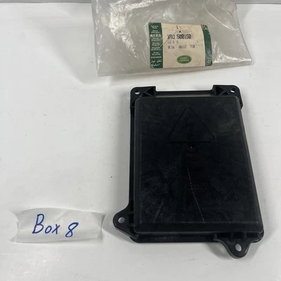 NEW 2005 - 2009 LAND ROVER LR3 LEFT HEADLIGHT BULB CAP 	XBQ500150 OEM - Image 1 of 4