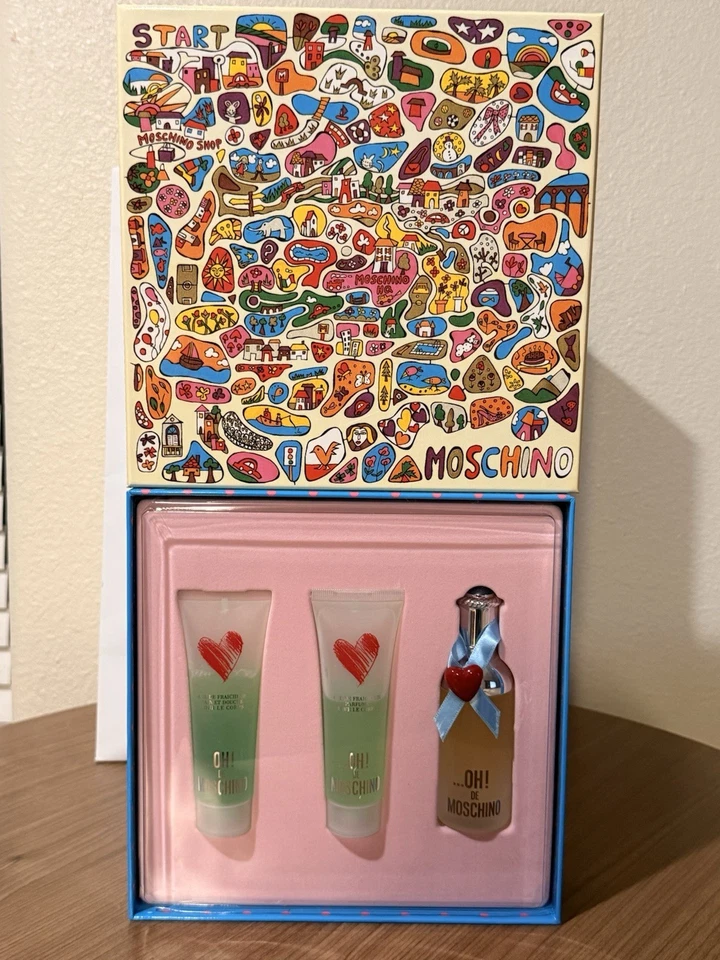 OH!DE MOSCHINO SET DE REGALO DE 3 PIEZAS 45 ML / 1,5 OZ.EDT Spray y 1,7 FL. OZ S/G y B/G Foto 1 de 4
