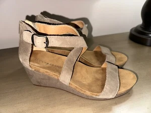 LUCKY BRAND Kenadee taupe suede ankle wrap wedges sandals 8.5 EU 39 EUC - Foto 1 di 6