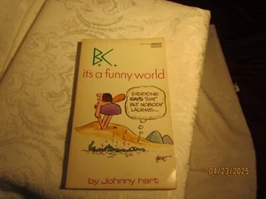 1974 B.C. Libro de bolsillo It's a Funny World de Johnny Hart publicado por Fawcett - Imagen 1 de 10