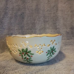 Lenox Holiday Creme mit Stechpalme & Gold - durchbohrt 6" Runde Bonboniere (15 cm) - Bild 1 von 3