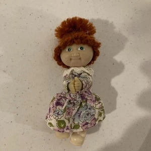 Bambola vintage anni 80 Mini CABBAGE PATCH KIDS clip-on PENCIL HUGGER capelli rossi - Foto 1 di 7