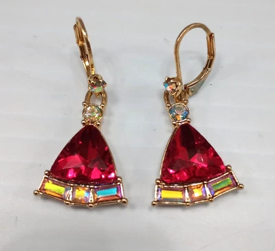 Pendientes colgantes Betsey Johnson cristal rojo tono dorado detalles aurora boreales Foto 1 de 4