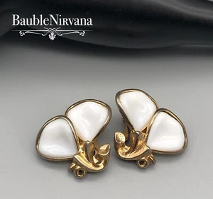 Vintage Trifari geformte weiße Glas überlappende Blätter Clip Ohrringe - Bild 1 von 3