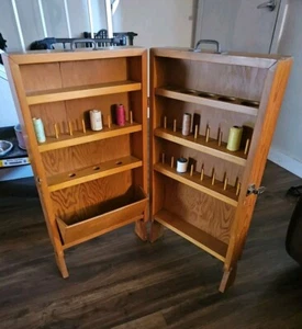 Gabinete de costura/hilo de madera vintage con cerradura y carretes de mango marrón - Imagen 1 de 9