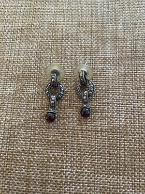 Pendientes de marcaita de ley Judith Jack JJ con piedra de color granate Foto 1 de 4