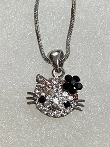 Entzückende Hello Kitty Strass/schwarz Blume Anhänger Halskette 16" Silber plt Kette - Bild 1 von 4
