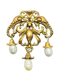 Spilla spilla vintage firmata AD stile Art Nouveau ornato pendente perla tono oro - Foto 1 di 13