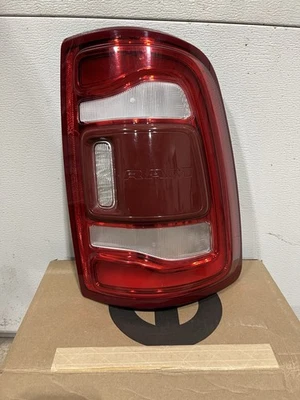 Lámpara trasera Ram 3500 19-23, derecha - Mopar 68361716ad Foto 1 de 4