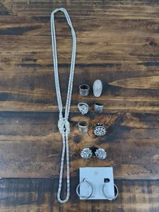Lote de bisutería tono plata - Collar, 2 pendientes, 6 anillos, pendientes clipon - Imagen 1 de 24