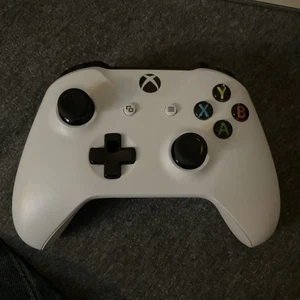 Xbox One 1708 wireless controller, works with Series S and X - Picture 1 of 3