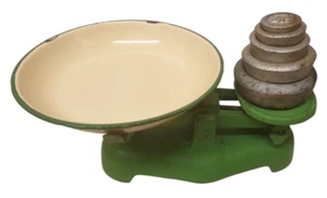 Vintage grüne Eisen Küchenwaage + creme & grün Emaille Tablett Schüssel & Gewichte - Bild 1 von 8
