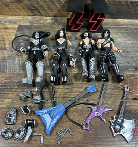 Set 4 action figure vintage KISS McFarlane alcuni accessori parti mancanti - Foto 1 di 7