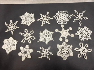 Vintage Handarbeit gehäkelt weiß Schneeflocke Weihnachtsschmuck 14er Set - Lot 2 - Bild 1 von 3