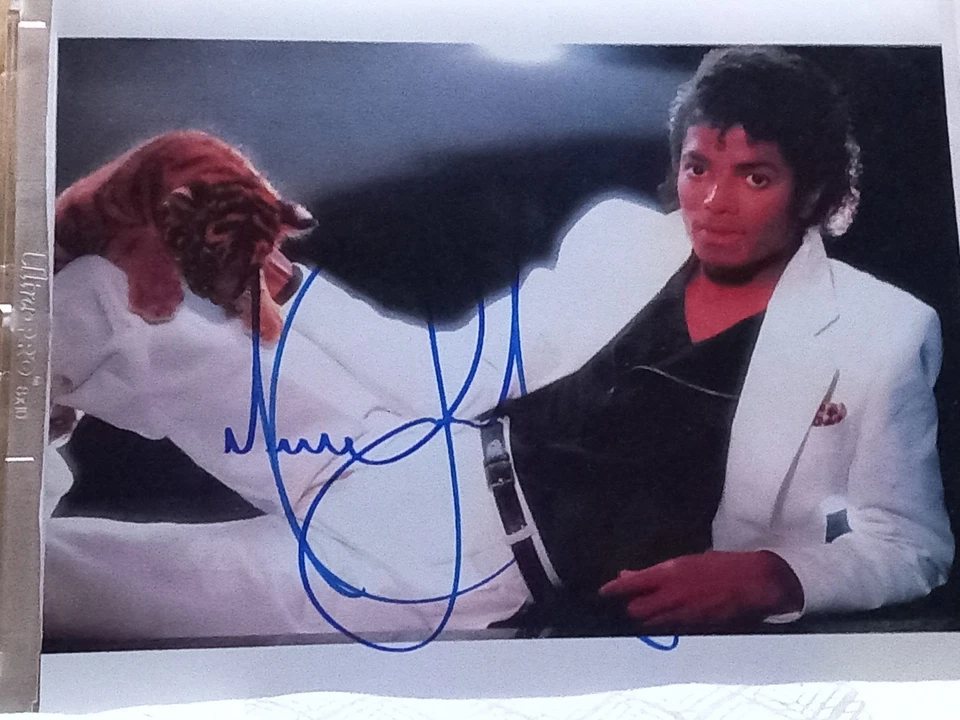 MICHAEL JACKSON SIGNED PICTURE FROM 2009 RARE !!!! - Image 1 of 2