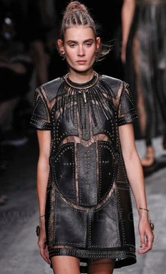 *VALENTINO* Pasarela S/S 2016 Vestido de Cuero Tachonado con Conjunto de Gargantilla con Flecos Foto 1 de 4